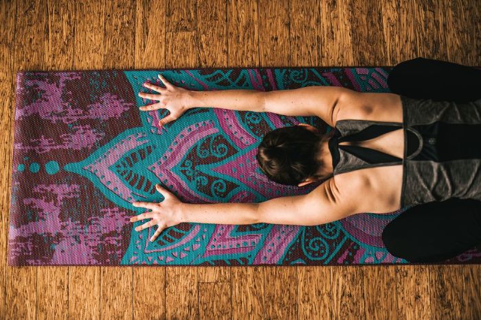 Gaiam Obojstranná podložka na cvičenie BE FREE 173x61x0,6cm, fialová