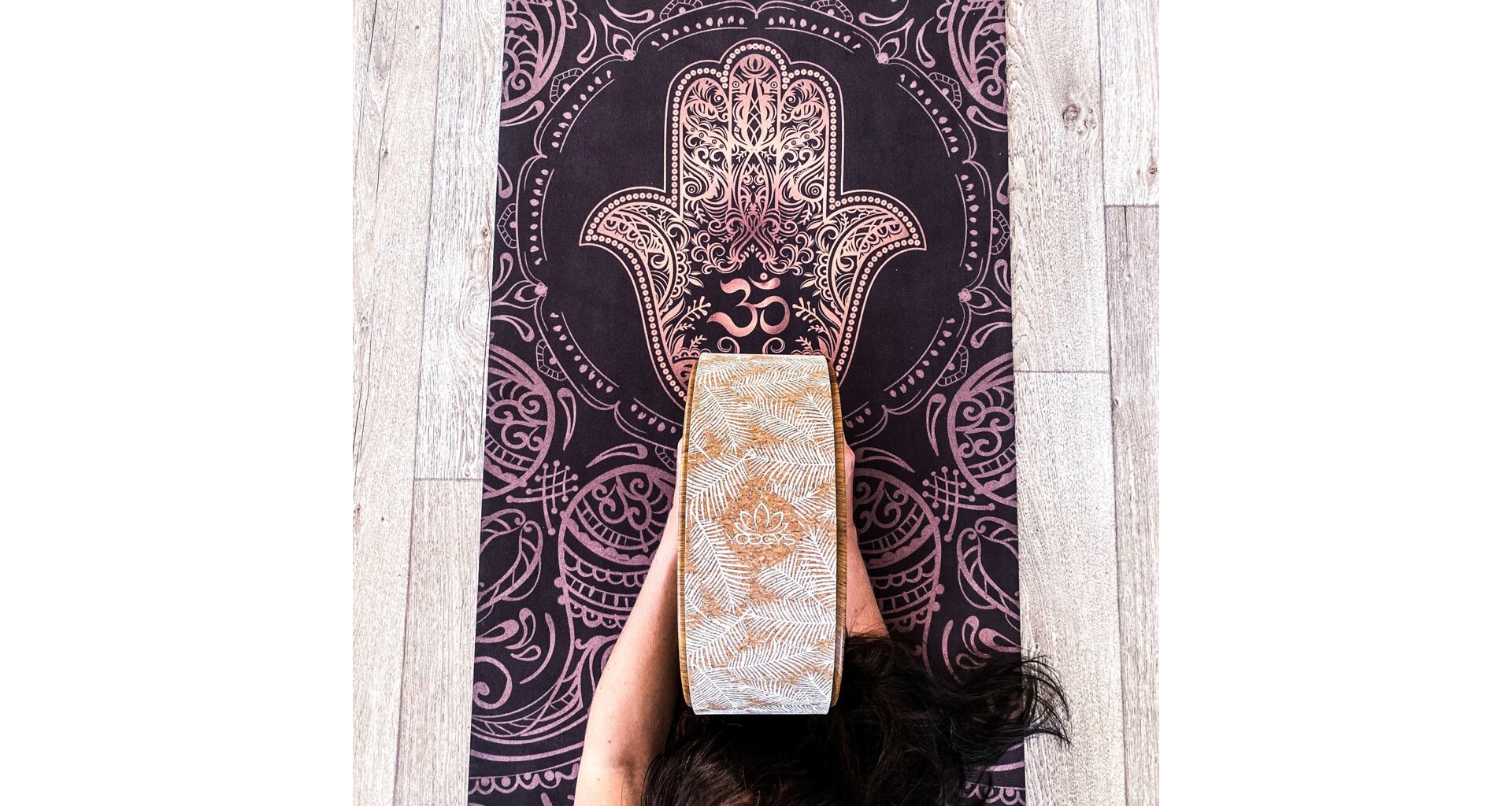 YOGGYS Dizajnová podložka na jogu HAMSA 183x61x0,35cm čierna